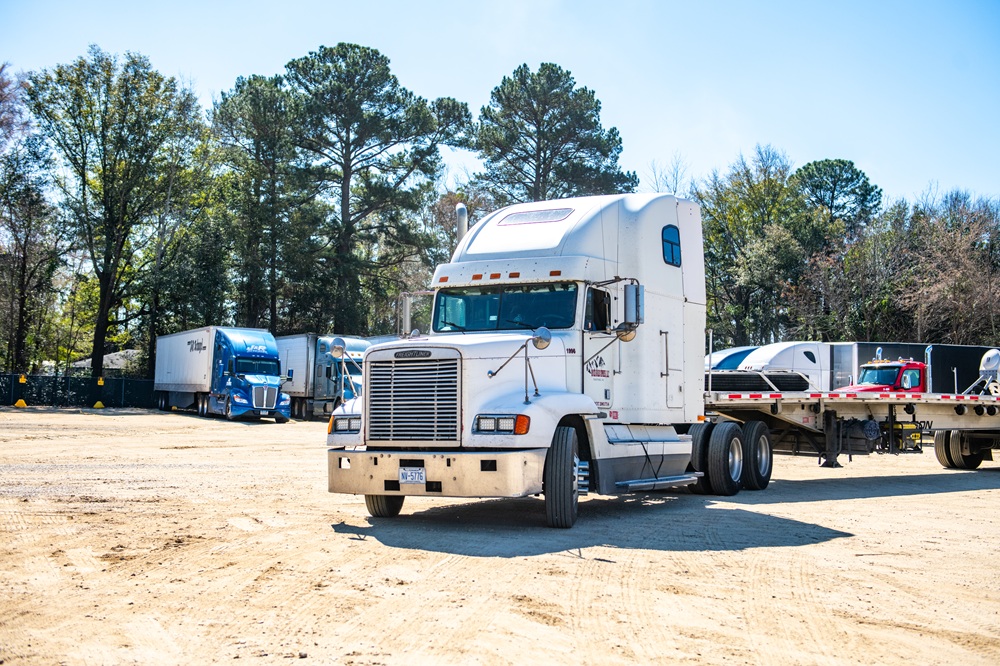 tractor trailer parking in Fayetteville location